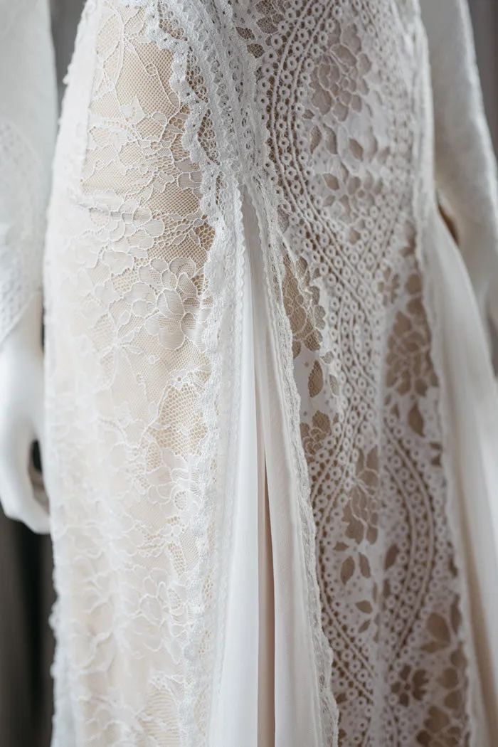 Lace Bohemian Wedding Dresses French Lace Long Sleeve Boho Chic Dress Open Back Bridal Gowns vestido de noiva 2020